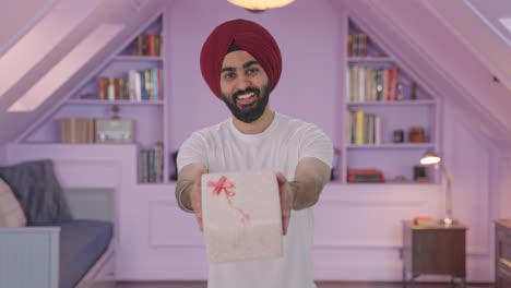 Glücklicher-Sikh-Indianer,-Der-Ein-Geschenk-Macht