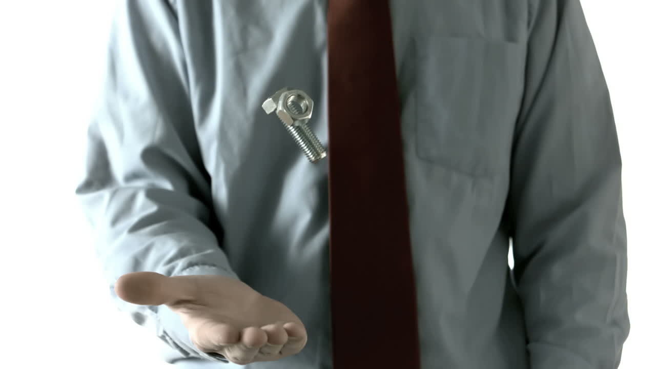 hombre lanzando tornillo y perno