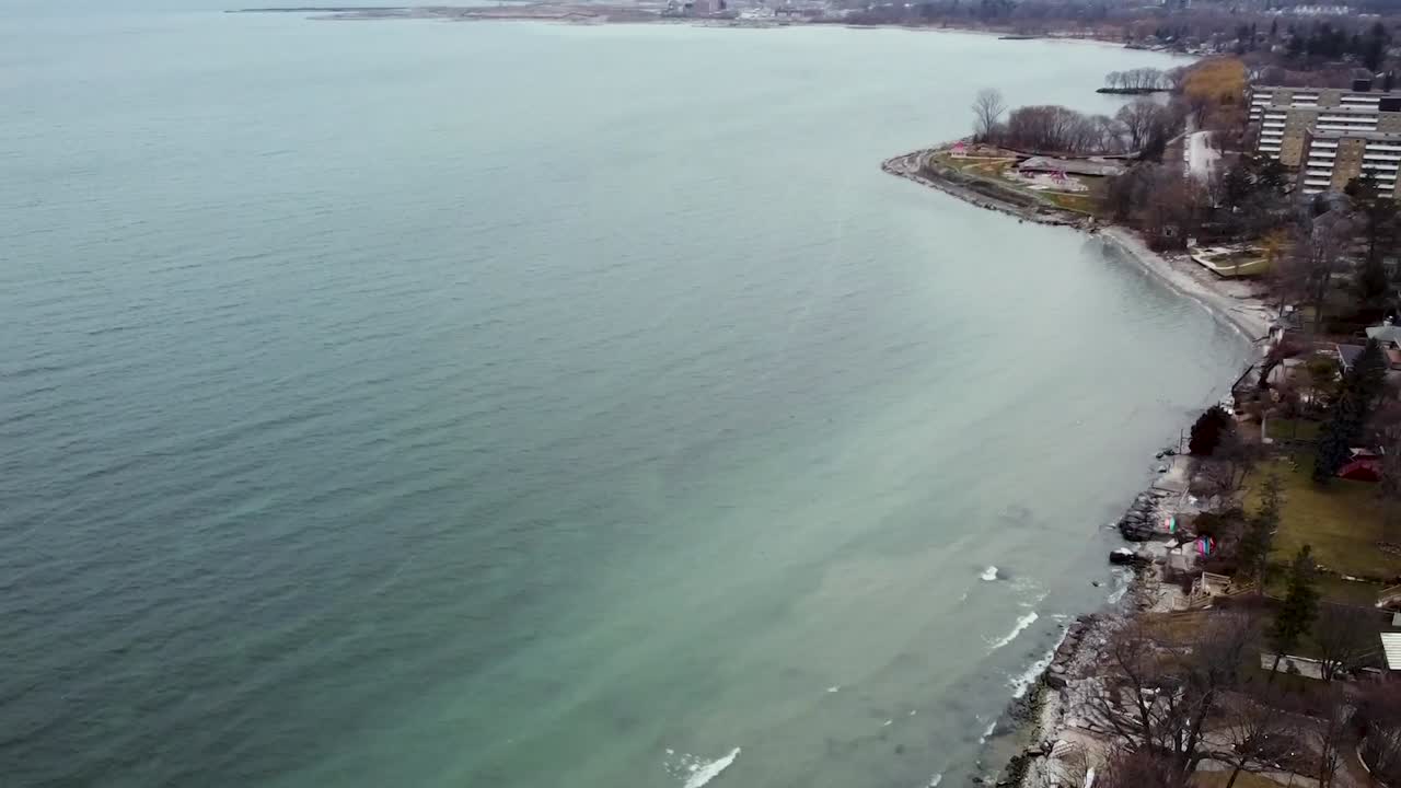 беспилотник поднимается над зимним побережьем озера онтарио
