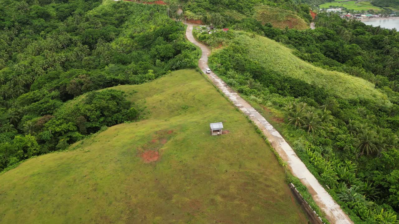 ⁇  밴이 산길을 따라 잔디 숲 언덕을 가로질러 잘라