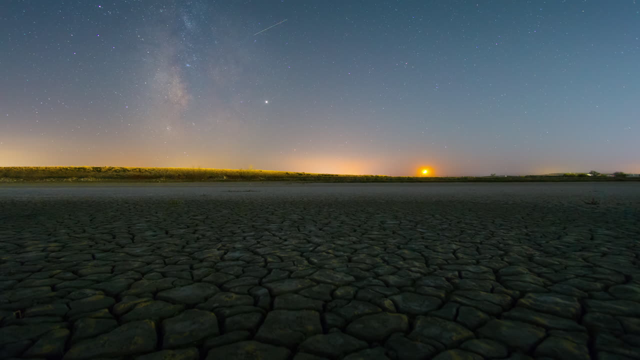 la vía láctea se eleva en el cielo nocturno y la luna se pone en el oeste