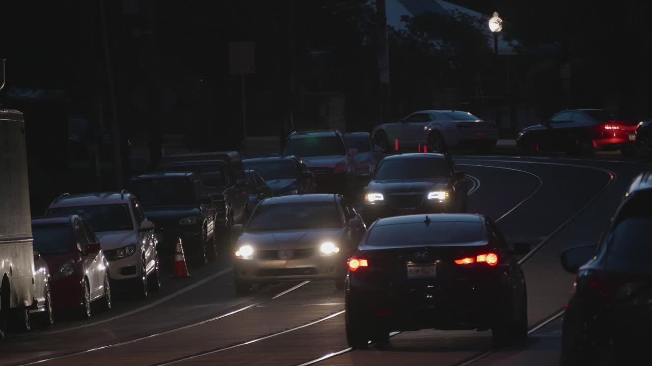 체스터 애비뉴를 따라 교통, 자동차, 헤드라이트, 웨스트 필라델피아, 황혼