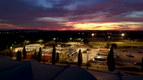 la fascinante arquitectura del skatepark que brilla en la luz ambiental contra el telón de fondo del atardecer