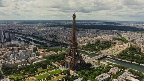 la torre eiffel, vista desde el aire de parís