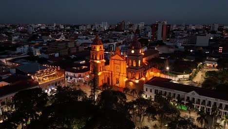 Hyperlapse-Drohnenaufnahme,-Stadt,-Hauptplatz,-Kathedrale,-Reise,-Himmel,-Santa-Cruz,-Bolivien