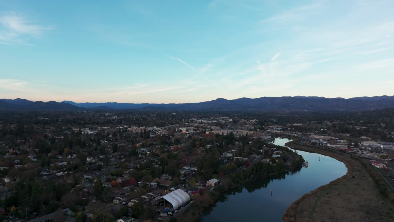 vista aérea de un avión no tripulado del centro de napa, california al atardecer en la primavera
