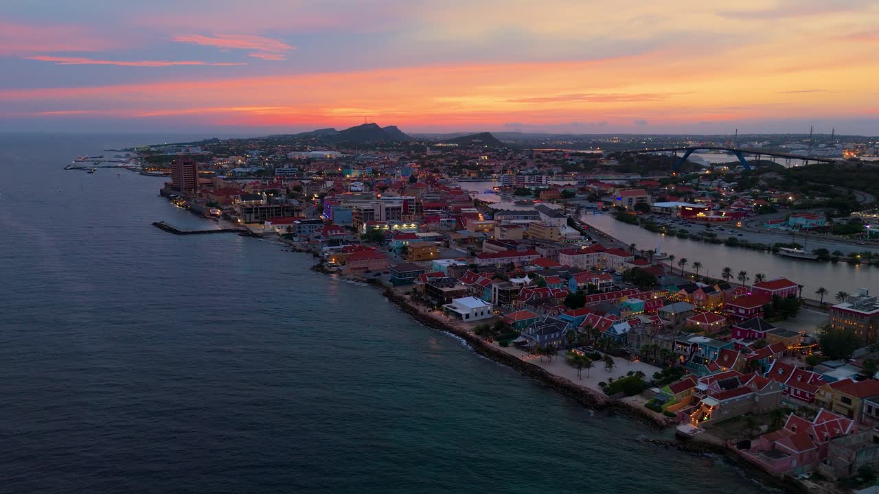 Luftfoto av Willemstad, Curacao ved solnedgang
