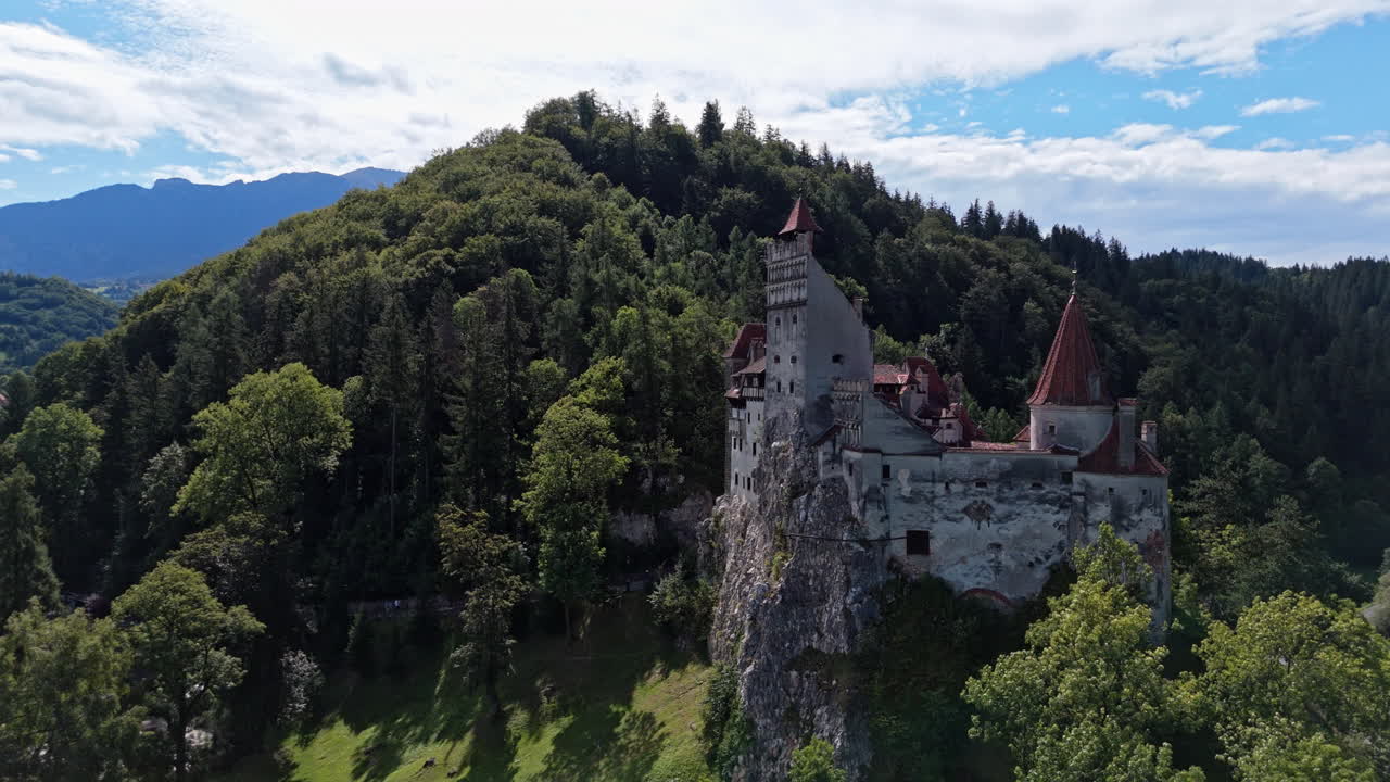Castello di Bran in verdi colline, Transilvania, atmosfera serena e misteriosa