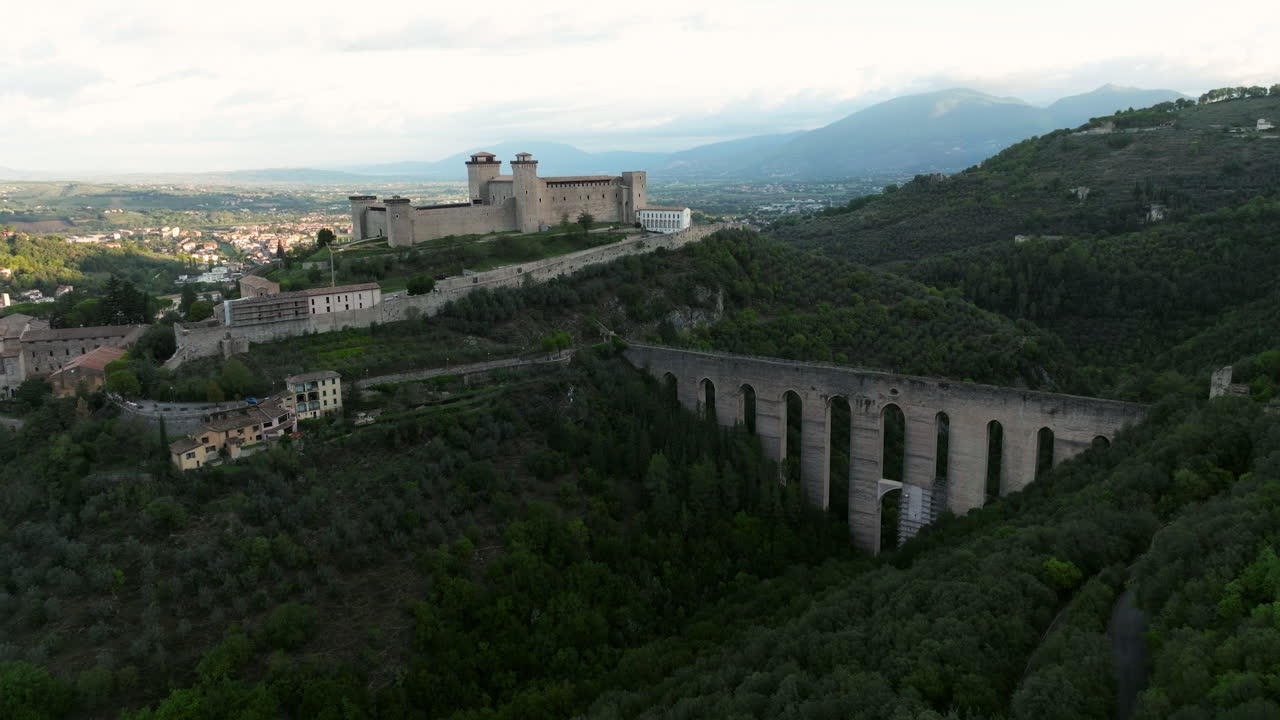 Vista Aerea del Ponte delle Torri, Antico Ponte a Spoleto, Italia - ripresa drone