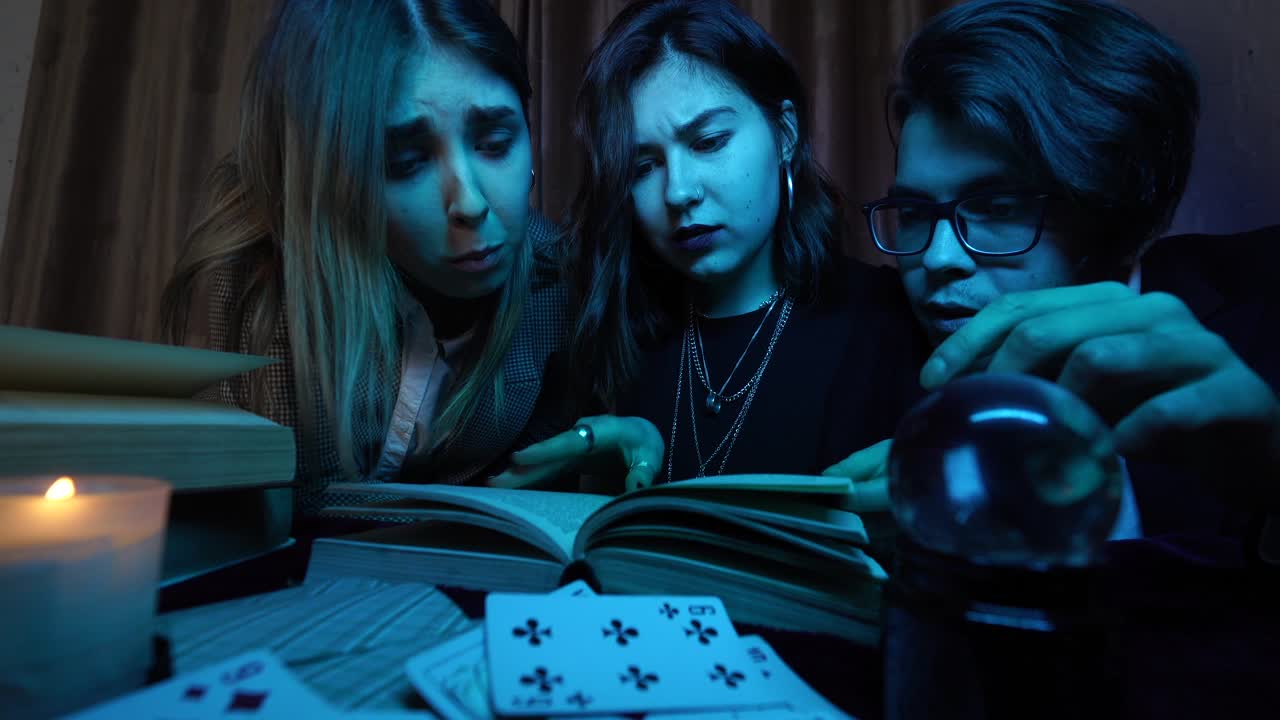 타로 카드와 크리스탈 볼을 읽는 친구들