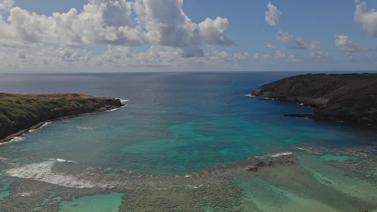 Vista aerea della baia di Hanauma in acque calme in una giornata di sole 2