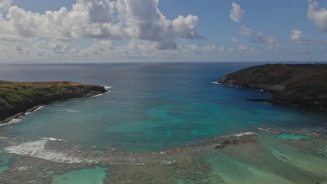 晴天2日,海邊平靜的海水中的 hanauma bay 的空中景色