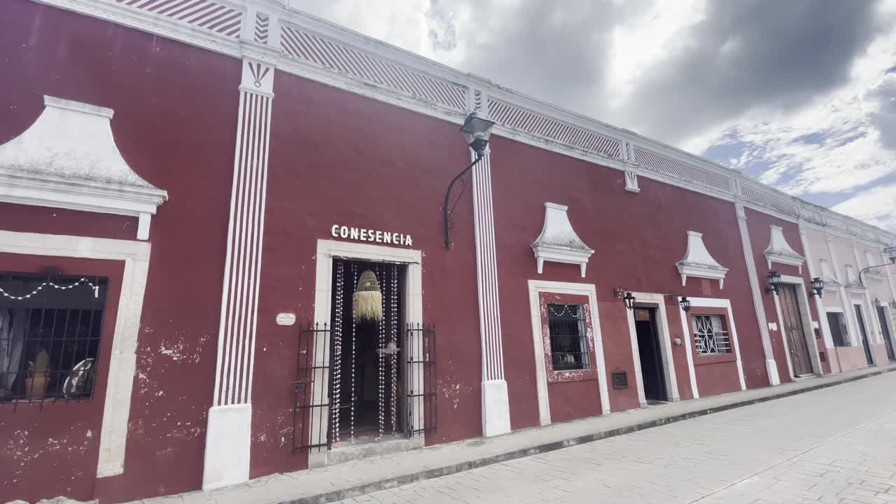 viejo edificio colonial tradicional en la calle de los frailes en valladolid yucatan méxico famosa vieja calle tradicional
