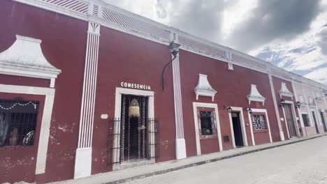 Altes-Traditionelles-Kolonialgebäude-In-Der-Calle-De-Los-Frailes-In-Valladolid,-Yucatan,-Mexiko,-Berühmte-Alte-Traditionelle-Straße