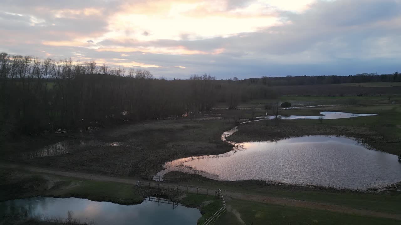 el crepúsculo desciende en el parque del sur en norwich, estanques tranquilos en medio de campos de hierba, tiro aéreo