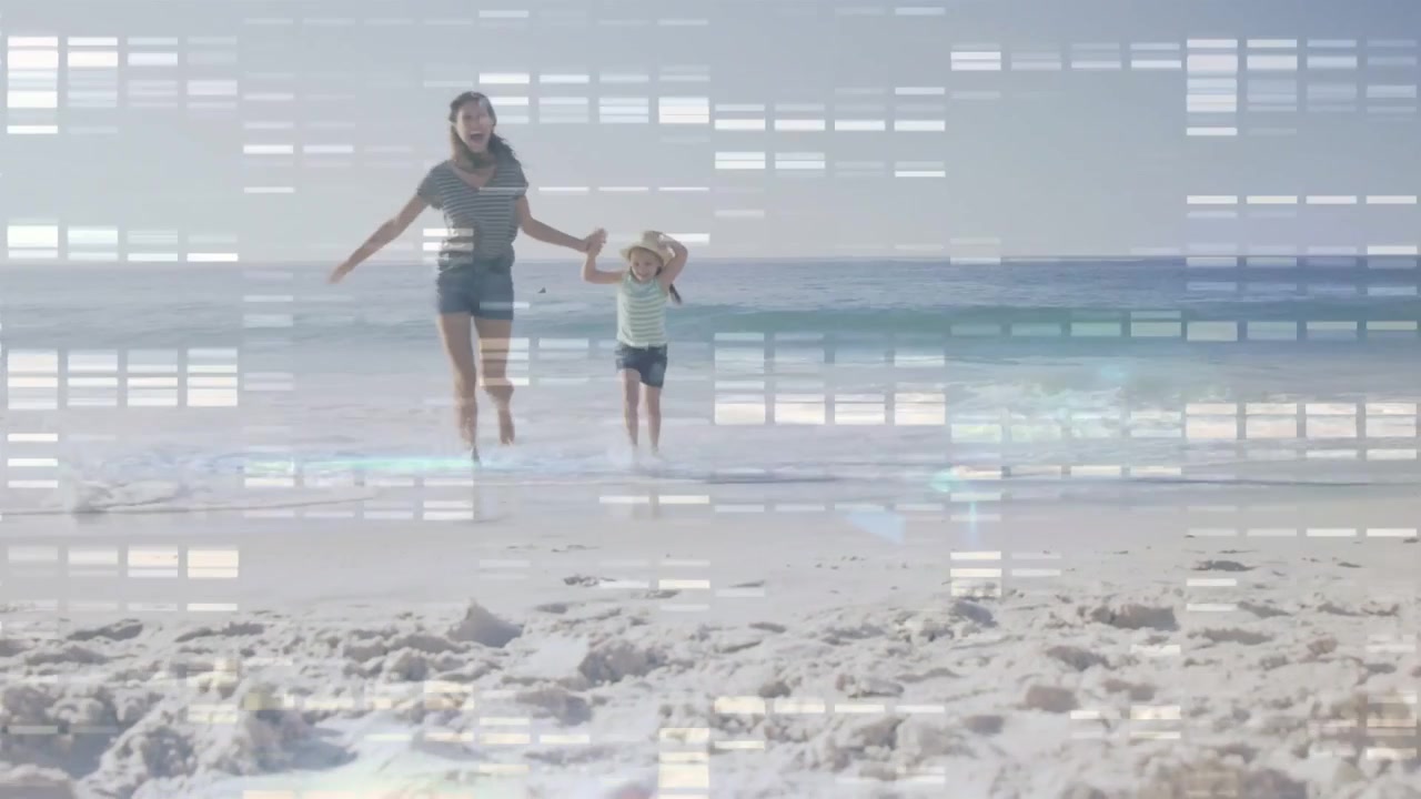 Avvistando il mare, mamma e figlia si tengono per mano, corrono tra le onde, si sistemano il cappello e saltano per giocare sotto un effetto glitch.