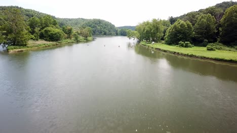 Fries-Virginia-Zieht-Sich-über-Staudamm-Am-Neuen-Fluss-In-Der-Nähe-Des-Alten-Mühlengeländes-Zurück