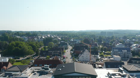 Luftdrohne,-Die-Vorwärts-über-Dem-Resorthotel-Fliegt-Und-Gebäudestraßen-In-Scharbeutz,-Deutschland,-Beherbergt,-Tag