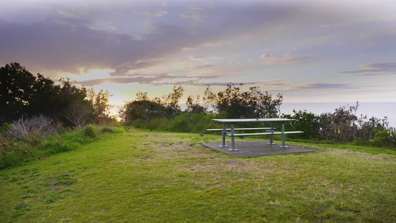 mesa de picnic vacía con vista panorámica del océano durante el amanecer - cabeza de media luna - sydney, nueva gales del sur, australia