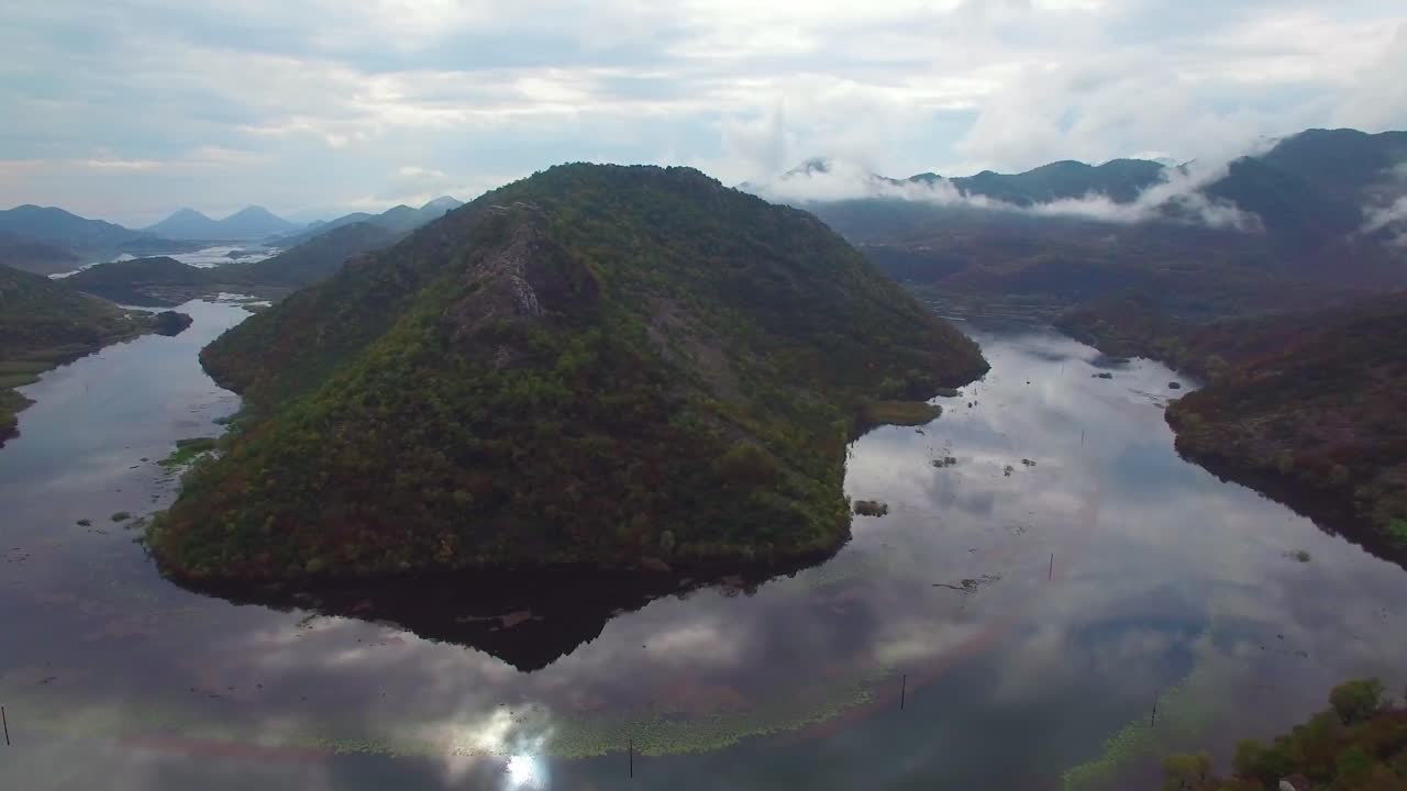 몬테네그로 7의 강을 따라 움직이는 어선 위의 놀라운 공중