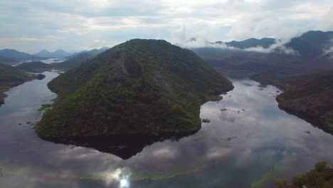 An-amazing-vista-aérea-over-a-fishing-boat-as-it-moves-along-a-río-in-Montenegro-7