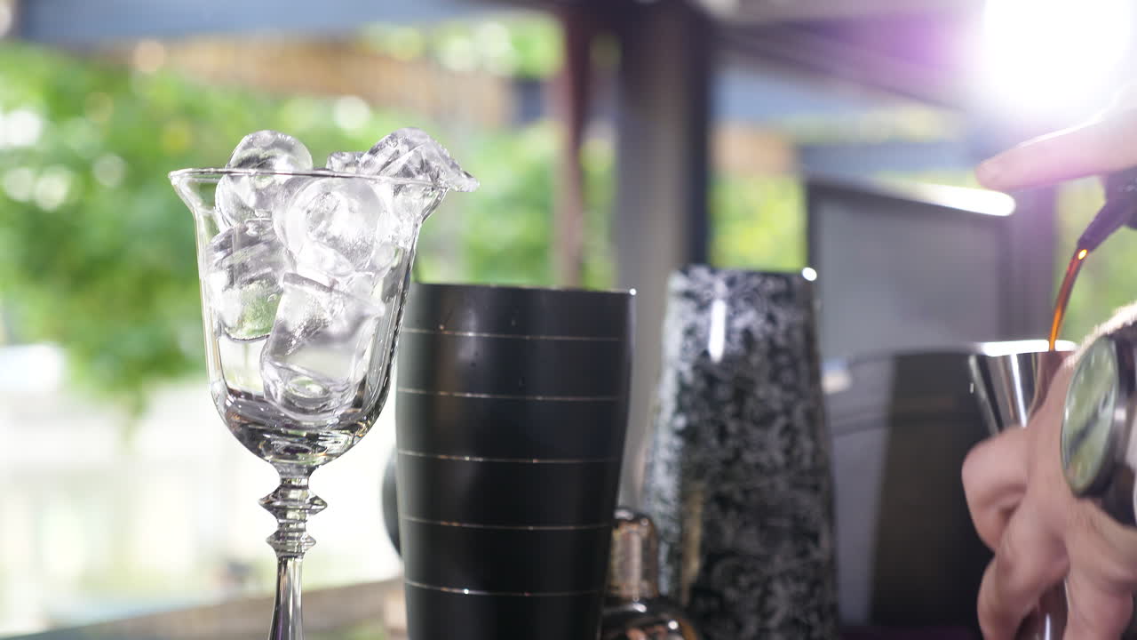 테일을 준비하는 바텐더