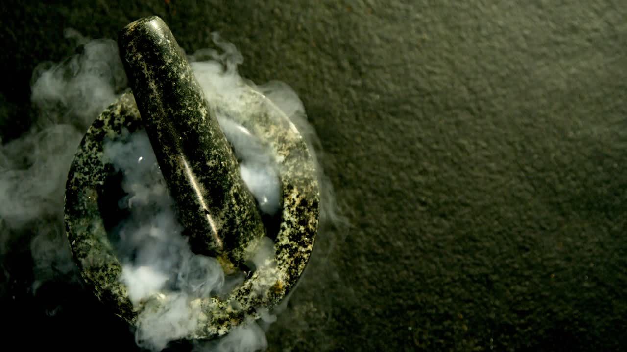 humo saliendo de la pileta y el mortero en la superficie negra 4k