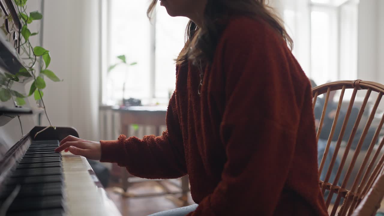 mujer tocando el piano en casa