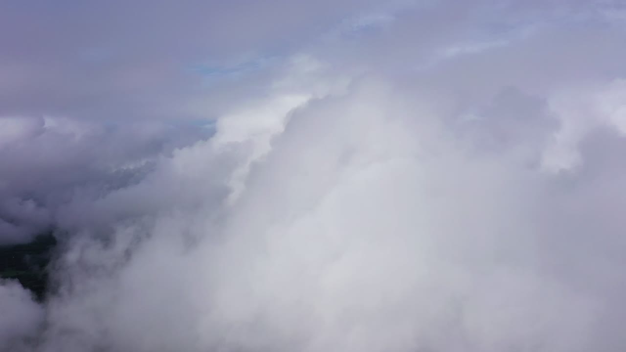 volar a través de las nubes