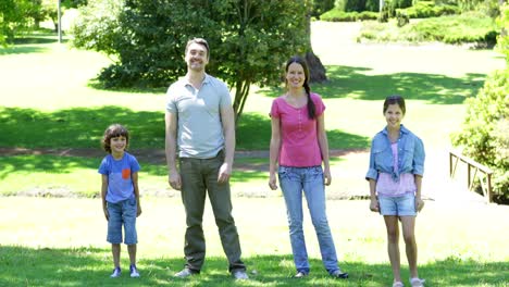 familia feliz saltando en el parque