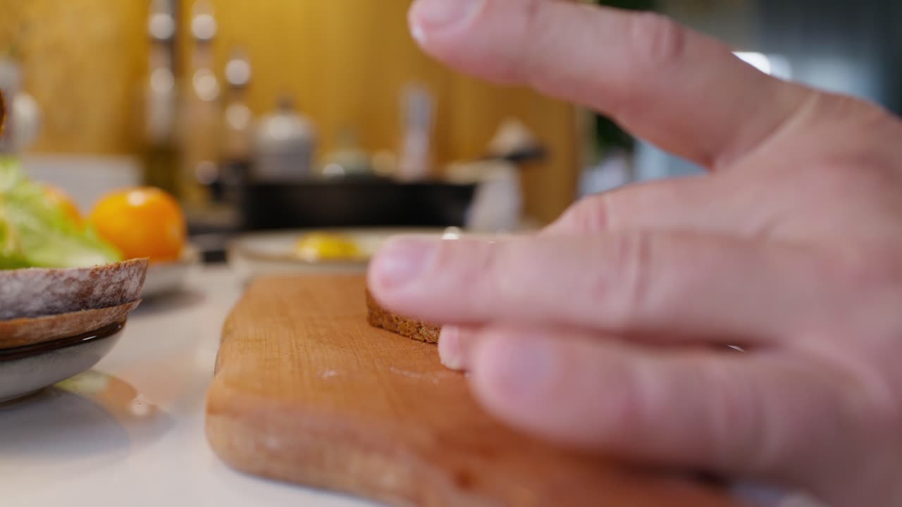 haciendo un sándwich de desayuno