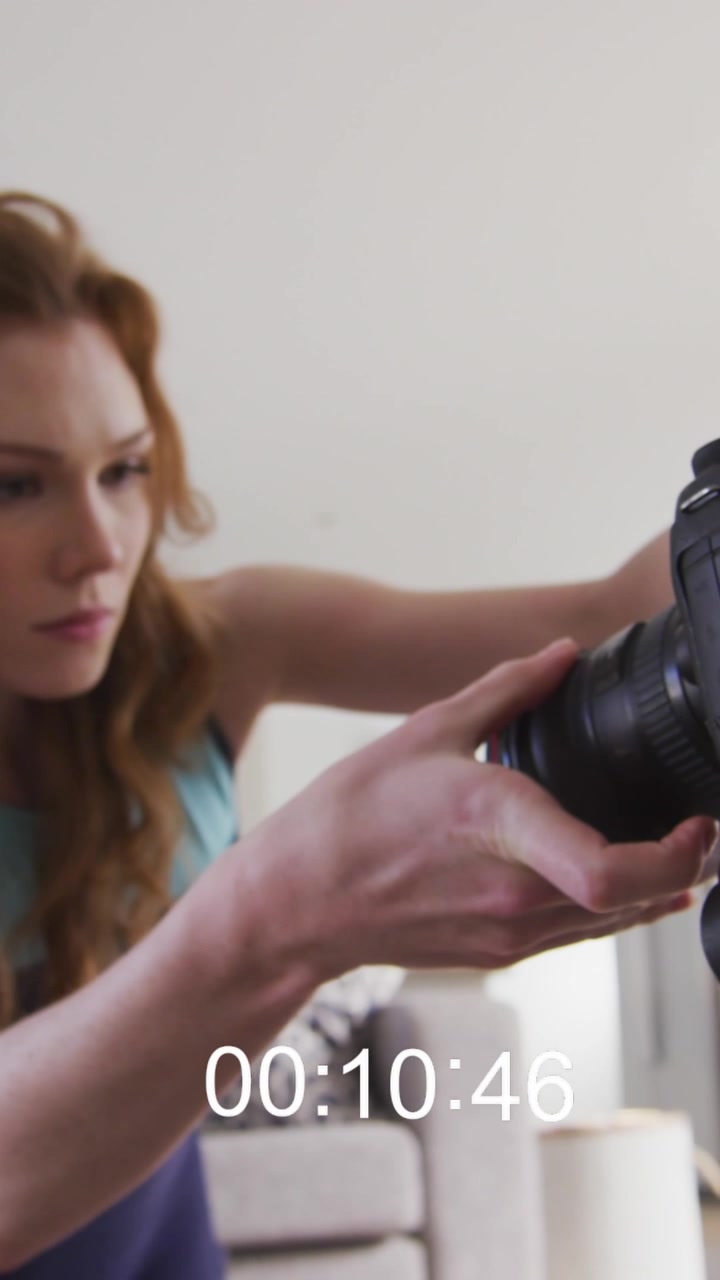 Animazione di elaborazione dati su donna caucasica che si allena, registrando un vlog di fitness