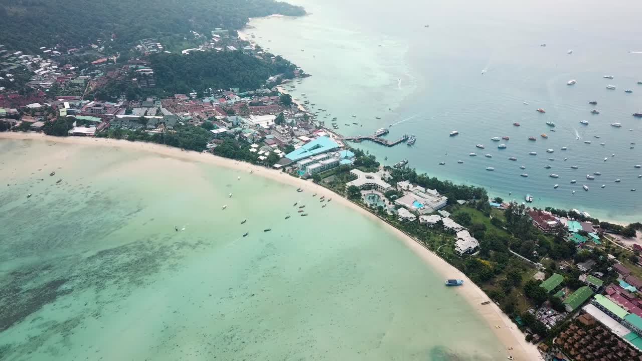 isla de koh phi phi don, krabi, tailandia, vista aérea de la exótica bahía doble, playa y muelle del puerto