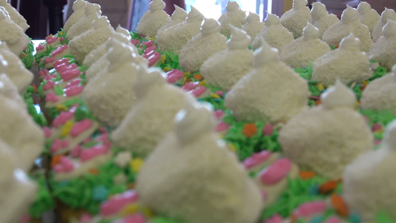 Barisan Cupcake Paskah Berwarna-warni dengan Dekorasi Anak Ayam