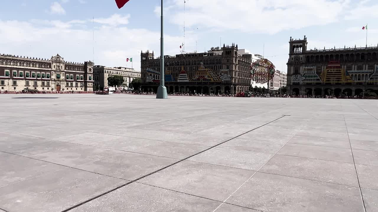 ritmo a rallentatore di città del messico, centro zocalo totalmente vuoto.