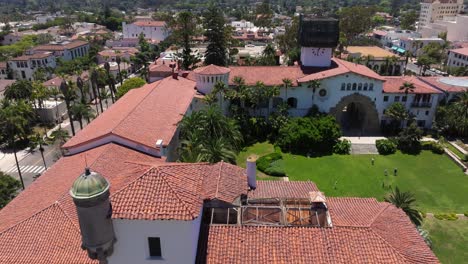 Gerichtsgebäude-Von-Santa-Barbara-–-Rückwärtsaufnahme-Einer-Drohne-An-Einem-Schönen-Sommertag