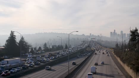 汽車在西雅圖交通中駕駛