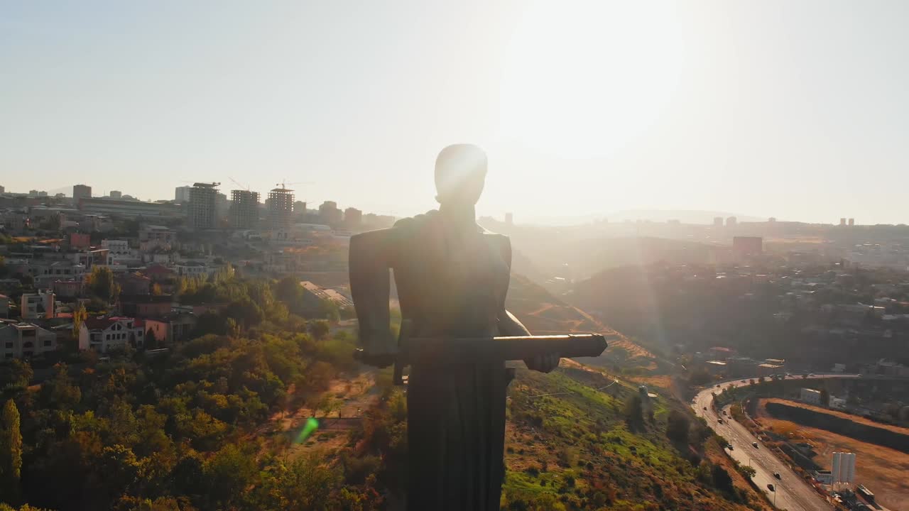yerevan, armenia - 2 de septiembre de 2021: la estatua de la madre armenia. monumento a la madre armenia vista aérea circular cercana. en el fondo calle, edificios parque de la victoria en yerevan