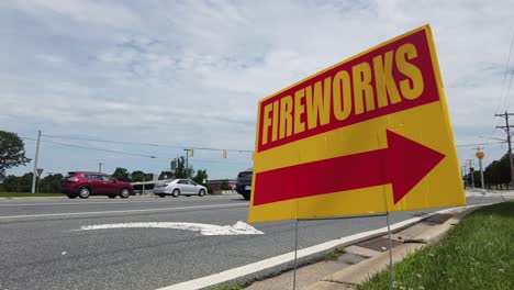 letrero de fuegos artificiales con flecha apuntando a la tienda en la carretera