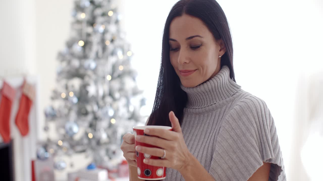 mujer disfrutando de una taza de café de navidad