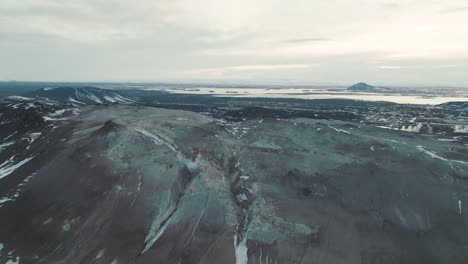 冰島山脈的荒涼地形在冬季的空中景色