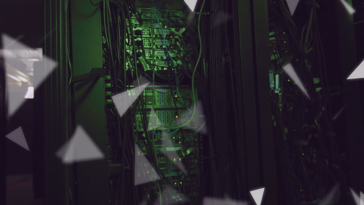 animación de iconos digitales y procesamiento de datos a través de servidores informáticos