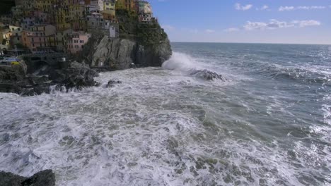 Vista-Panorámica-De-Manarola,-Cinque-Terre,-Durante-Una-Tormenta-De-Mar