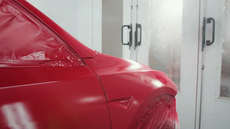 coche rojo en la cabina de pintura