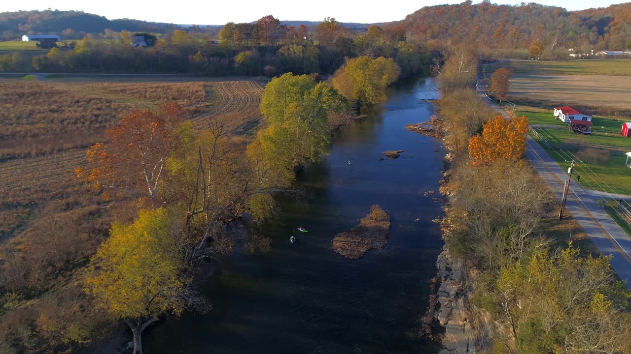 toma aérea estática de tres kayakistas que bajan por elkhorn creek