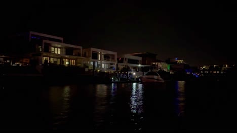 casas que se reflejan en el agua por la noche en la costa dorada