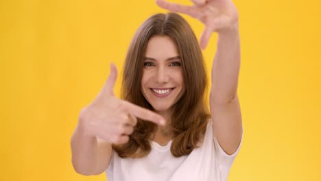 mujer posando con el gesto de encuadramiento