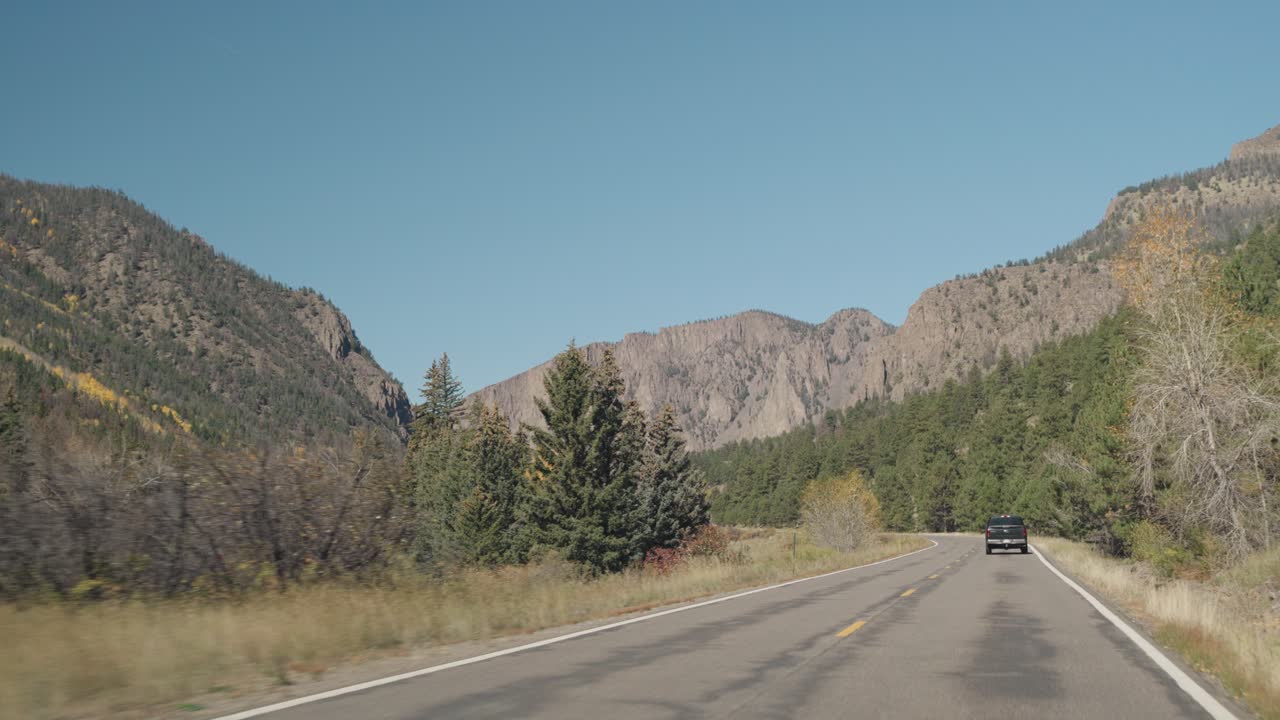 carretera de montaña panorámica con coche