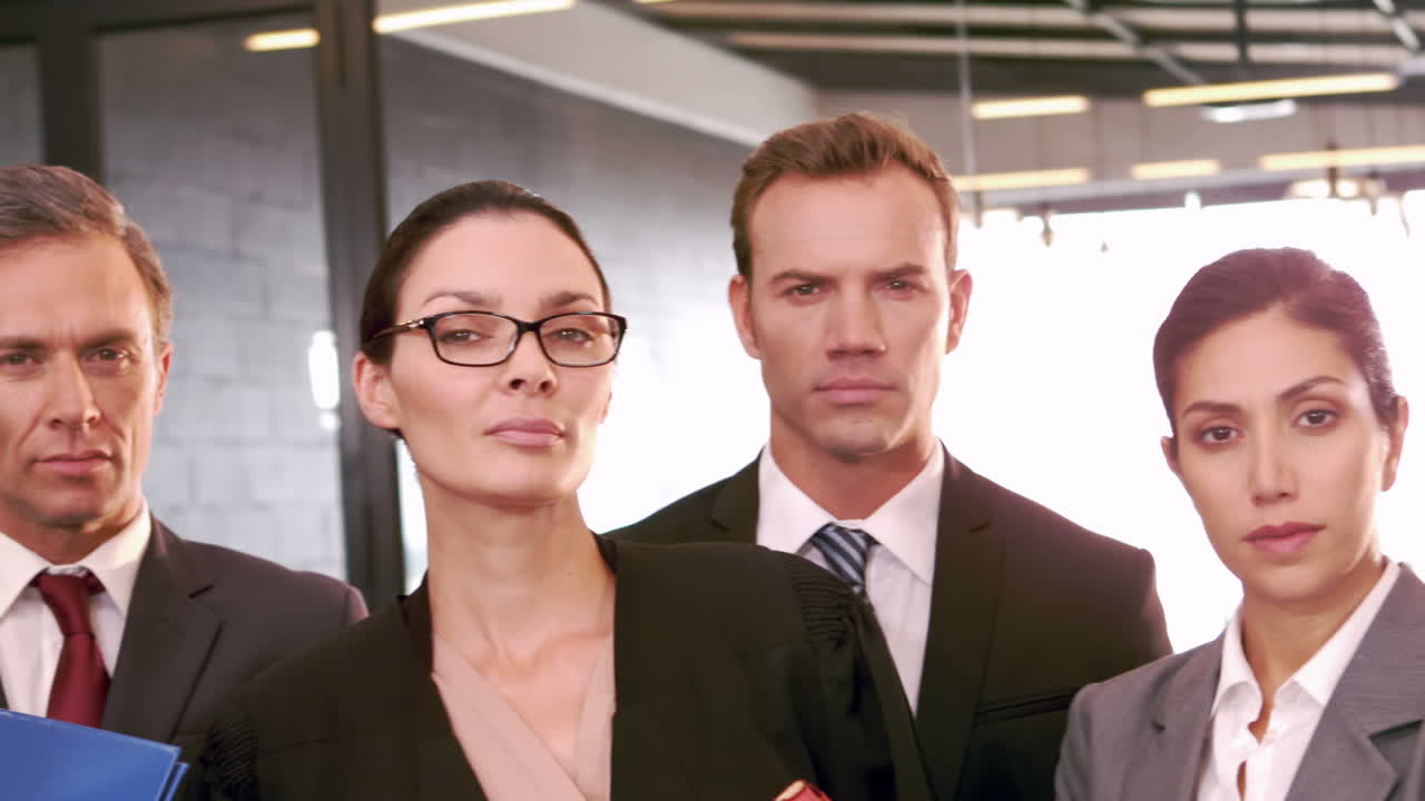 personas de negocios serias posando juntas