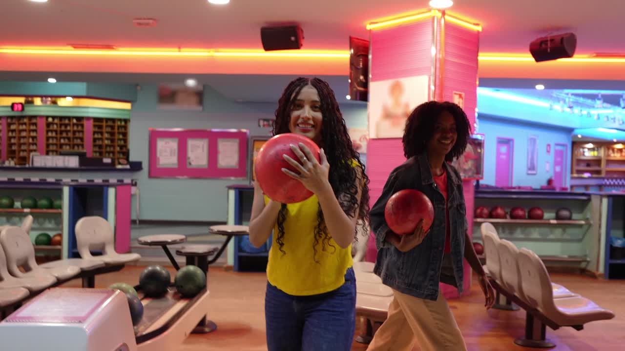 Una donna che gioca a bowling in una sala da bowling